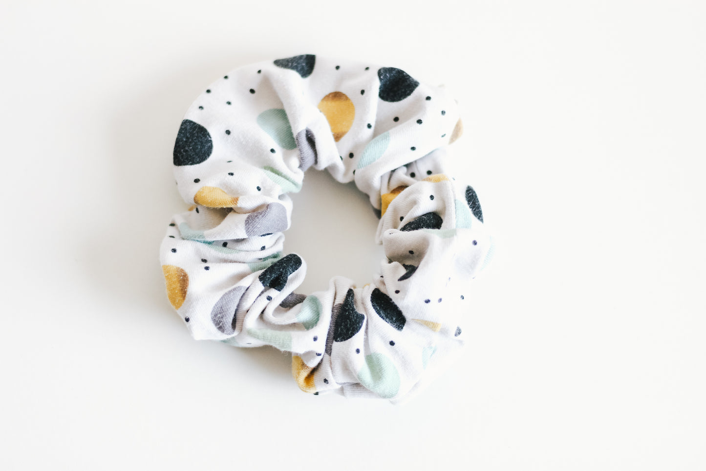 Dots scrunchie with a zipper