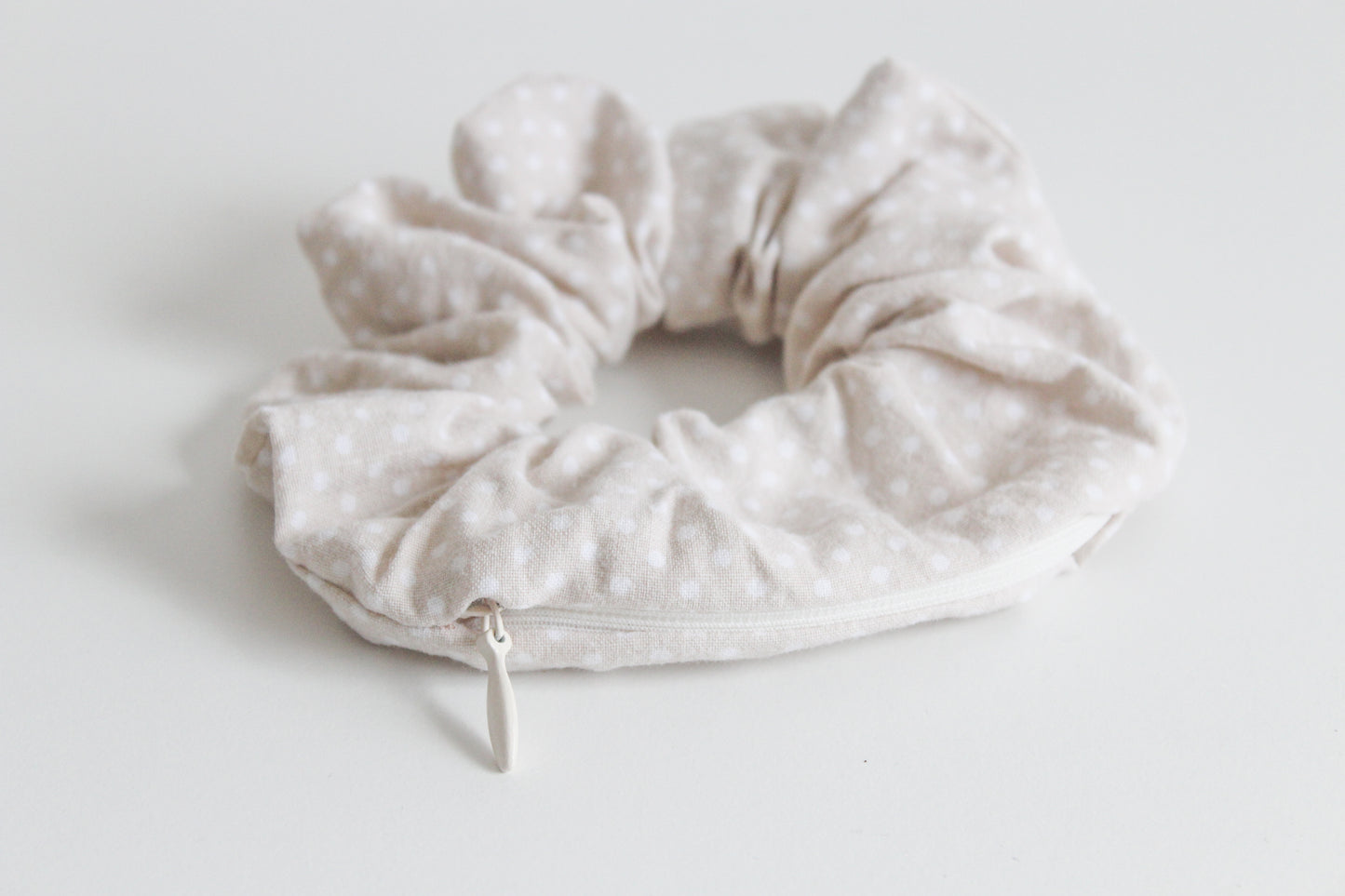 Beige scrunchie with a zipper