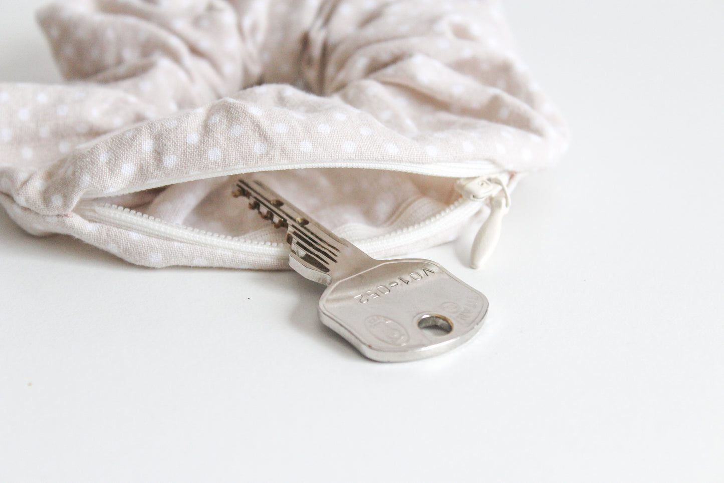 Beige scrunchie with a zipper