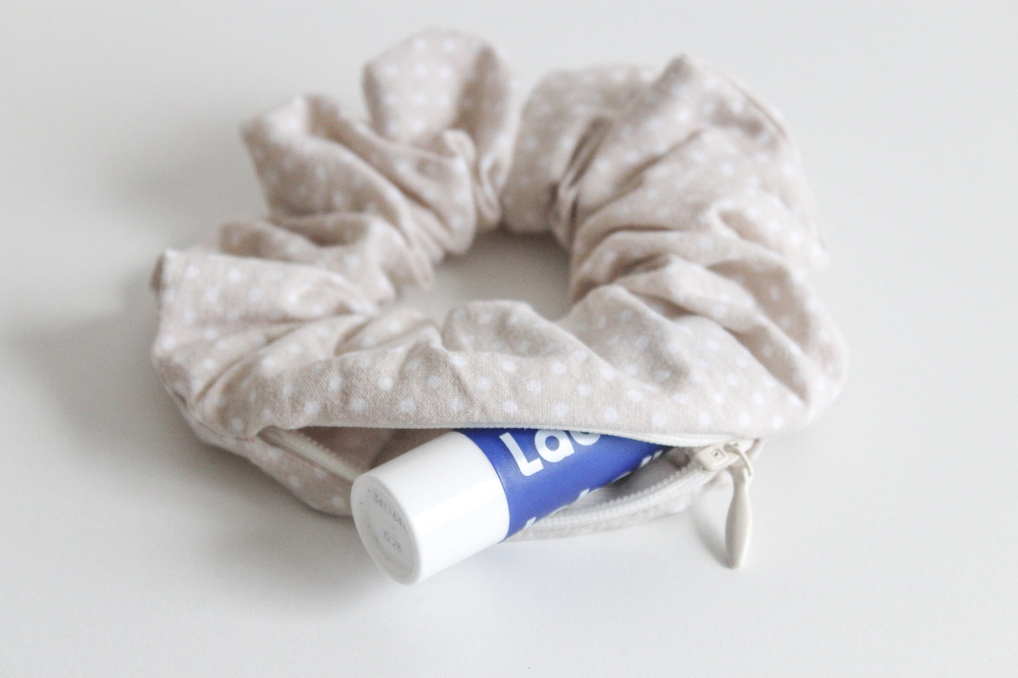 Beige scrunchie with a zipper