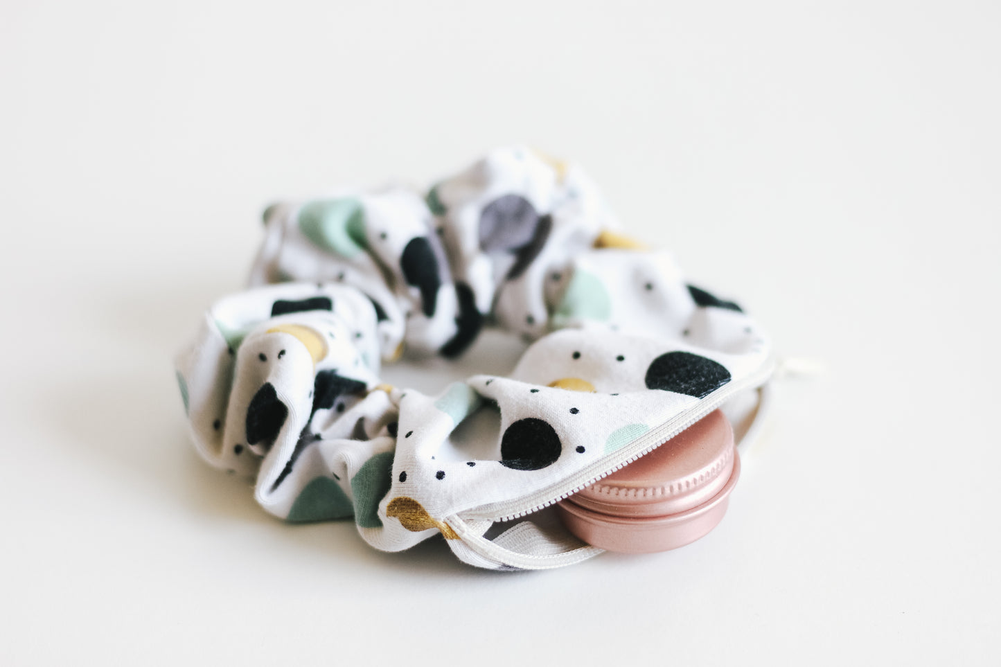 Dots scrunchie with a zipper
