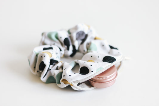 Dots scrunchie with a zipper
