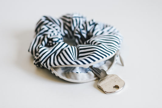 Stripy scrunchie with a zipper