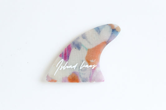 Fin shaped flowers magnet