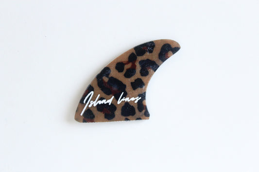 Fin shaped leopard magnet