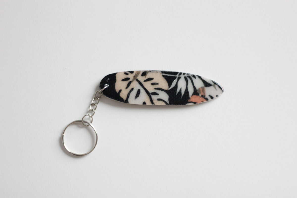 Surf shaped dark monstera key chain