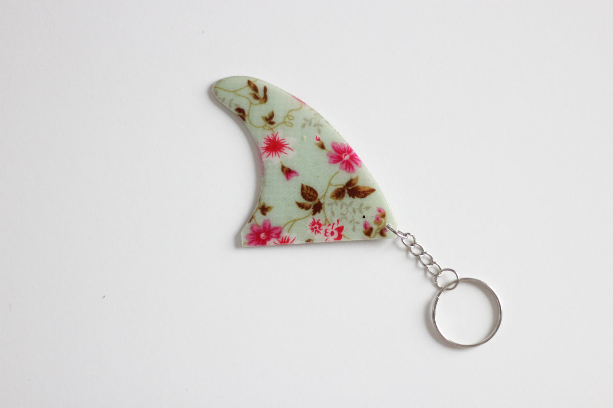 Fin shaped mini flowers key chain