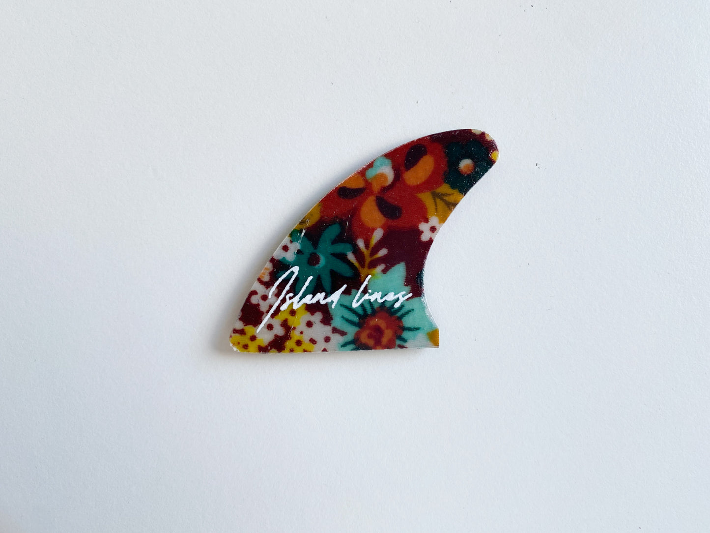 Fin shaped retro magnet